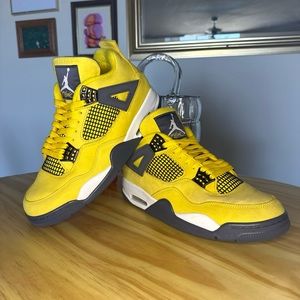Jordan 4 Retro Mid Lightning Size 10 CT8527-700 Yellow Black OG Men’s Sneakers